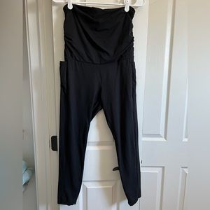 Maternity leggings over the belly with pockets